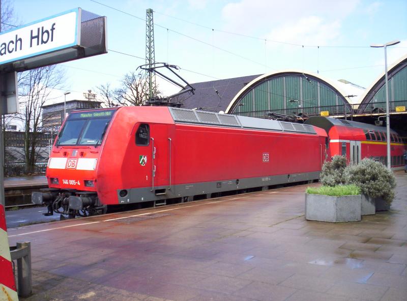 Nun ist es soweit. Die 146er 001-3 bis 007-0 sind von Ludwigshafen nach Dortmund umstationiert worden und alle auf dem RE 2 zwischen Mnchengladbach Hbf und Mnster(Westf) Hbf im Einsatz. Hier ist 146 005-4 in Mnchengladbach Hbf bereitgestellt fr die Abfahrt nach Mnster(Westf) Hbf. 02.04.2006