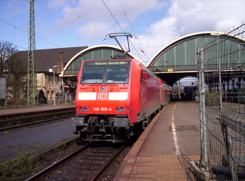 Nun ist es soweit. Die 146er 001-3 bis 007-0 sind von Ludwigshafen nach Dortmund umstationiert worden und alle auf dem RE 2 zwischen Mnchengladbach Hbf und Mnster(Westf) Hbf im Einsatz. Hier ist 146 005-4 in Mnchengladbach Hbf bereitgestellt fr die Abfahrt nach Mnster(Westf) Hbf. 02.04.2006