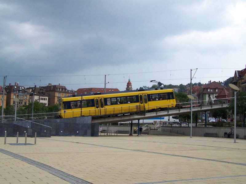 Nun geht es mit der Zahnradbahn hinauf nach Stuttgart-Degerloch. Hier bei der steilen Ausfahrt aus dem Startbahnhof Marienplatz.
Aufgenommen am 13.August 2007 auf dem Marienplatz.