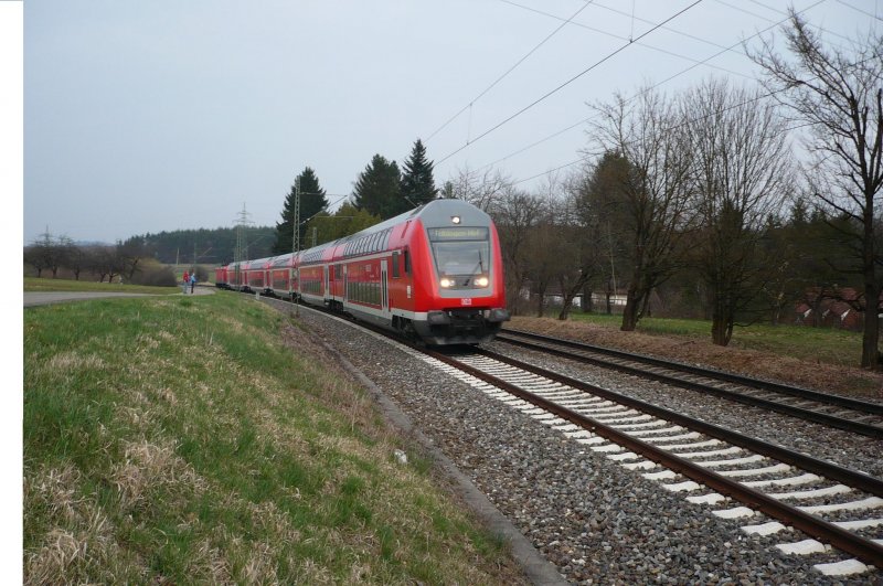 Nun hab ich mal gehofft, einen Karlsruher Steuerwagen ablichten zu knnen, stattdessen kam dieser RE zum Vorschein, der seine Fahrt nach Tbingen bald geschafft hat.
(Reutlinger Tierheim; KBS 760; 4.04.09)
