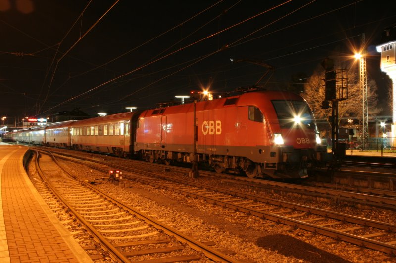 Nun halten nach dem Fahrplanwechel in Weinheim auch Euro Citys.
Hier der EC 112 mit 1116 222 von Klagenfurt - Frankfurt/M mit leichter Versptung von 5min in Weinheim. Am 25.12.2008 
