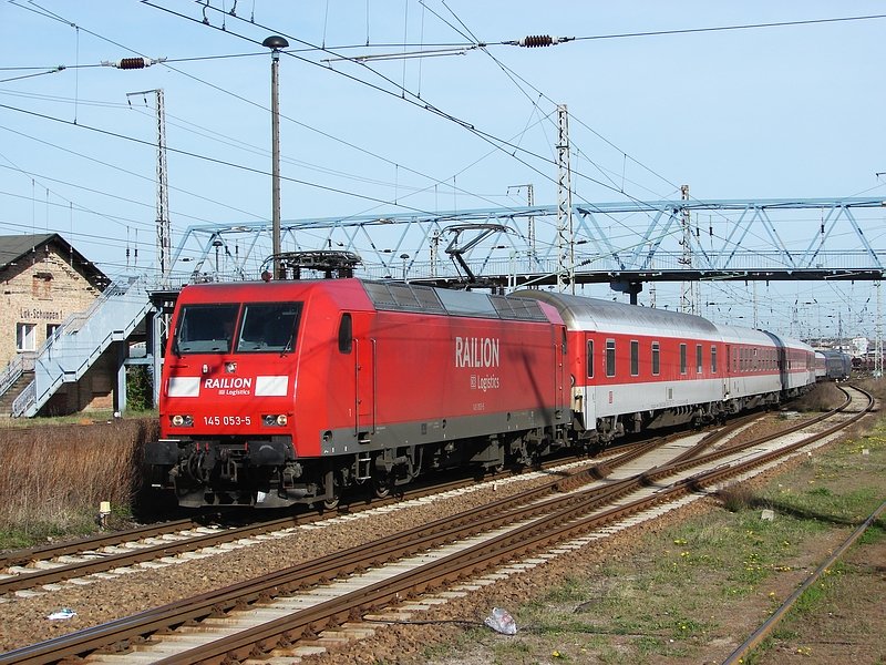 Nun hat 145 053 den NZ 1449 allein am Haken. (Stralsund, 15.04.07)