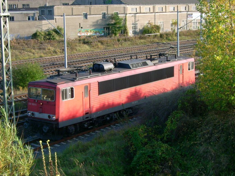 Nun hat sich 155 160 in Bitterfeld auf das Stumpfgleis gestellt um den Weichenbereich frei zumachen. Sie stand dort ca 30 Minuten. Fotografiert am 13.10.08.