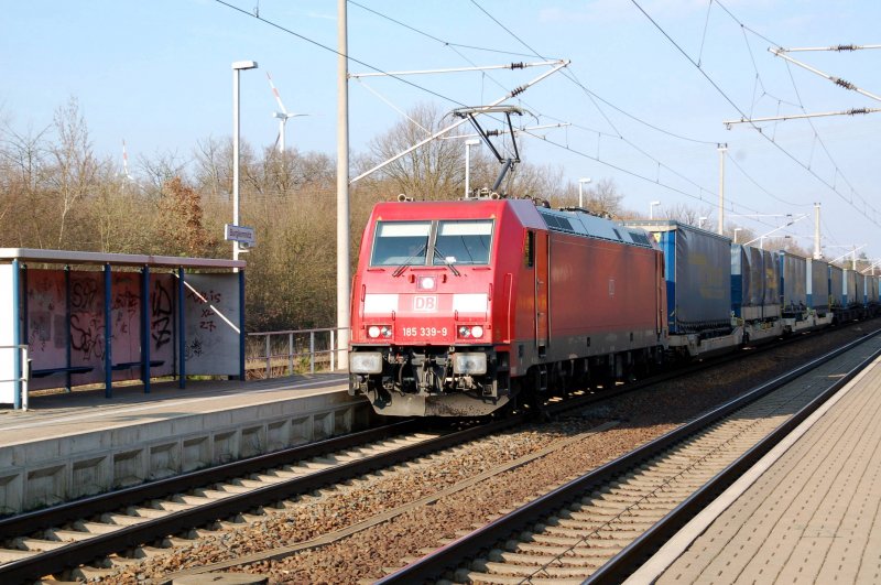 Nun kann auch 185 339 mit ihrem LKW-Walter ihre Fahrt Richtung Halle(S) fortsetzen. Fotografiert am 31.03.09 in Burgkemnitz.