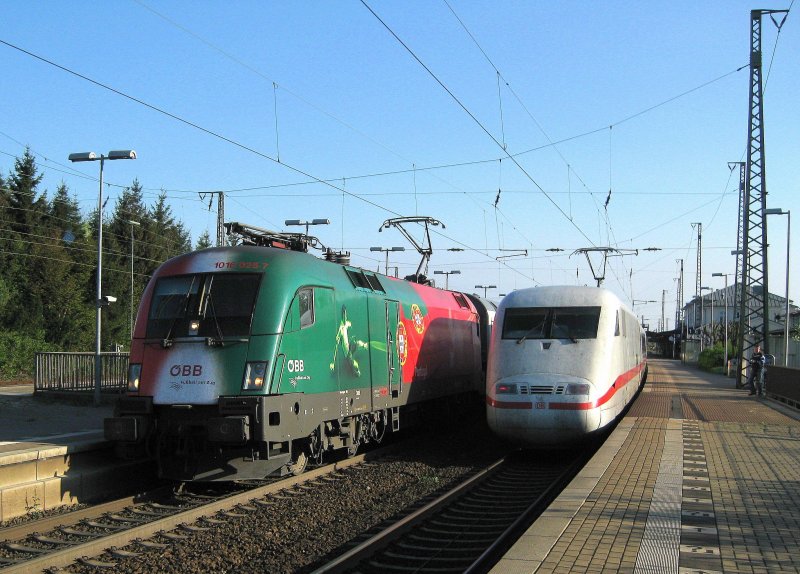 Nun kommt das Highlight des Tages! 1016 025-7 EM 2008  Portugal  mit ihrem IC 2082 Berchtesgarden Hbf - Hamburg-Altona beim letzten Zwischenstopp vor der Hansestadt in Lneburg. Rechts durchfhrt der ICE 773 Hamburg-Altona - Stuttgart Hbf den Bahnhof auf Gl. 1.