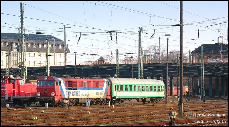 Nun kommt dieser Zug aus Polen wieder in Cottbus an. Es ist 5894 aus Zagan �ber Forst/Lausitz gezogen von SU46-048. Als R�ckleistung f�r die Lok dient der EC241 nach Krakow Glowny, der Wagen bleibt bis zum Nachmittag in Cottbus, die Lok holt ihn nach der EC-R�ckleistung wieder ab als 5895.