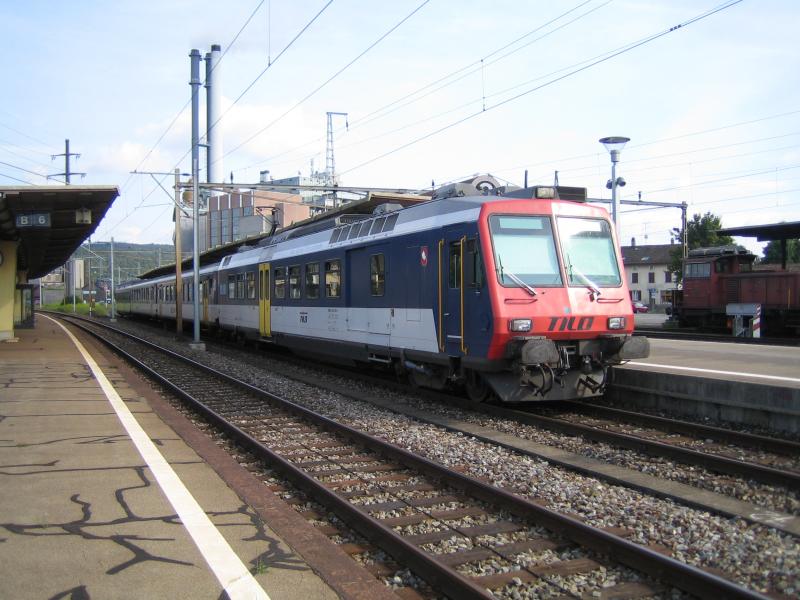 Nun liegt das Tsstal im Tessin. Spass beiseite, der RBDe 560 129-9 ''Sonviller'' mit dem TILO(Treni Regionale Ticino Lombardia)-Anstrich fuhr am 28.8.05 ausnahmsweise auf der S26 Winterthur- Rapperswil und wurde in der Grze fotogafiert.