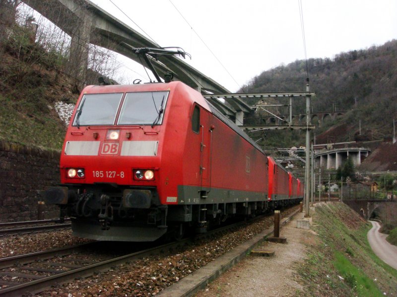 Nun ist der LZ mit vier BR 185 am 03.04.2008 auf der untersten Ebene.