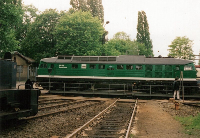 Nun mit Schilder als V300 001 ausgerstet zeigt sich die Wismut V300 001 der ffentlichkeit.
AW Cottbus den 26.05.97