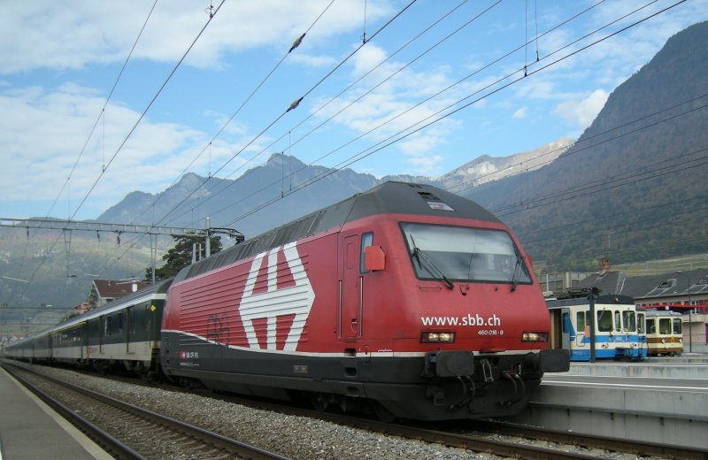 Nun, der neue Gestaltungvorschlag scheint schlecht anzukommen, die Re 460 016-9 wirkt bereits ausgebleicht, und ist - wohl als einzigste Re 460 - versprayt.
Aigle, den 24. Oktober 2008