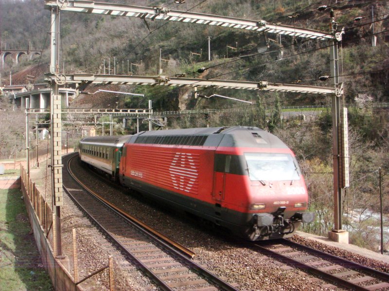 Nun ist die Re 460 069 mit ihrem IR auf der untersten Ebene der Biaschina-Schlucht angekommen und fhrt weiter gen Sden.