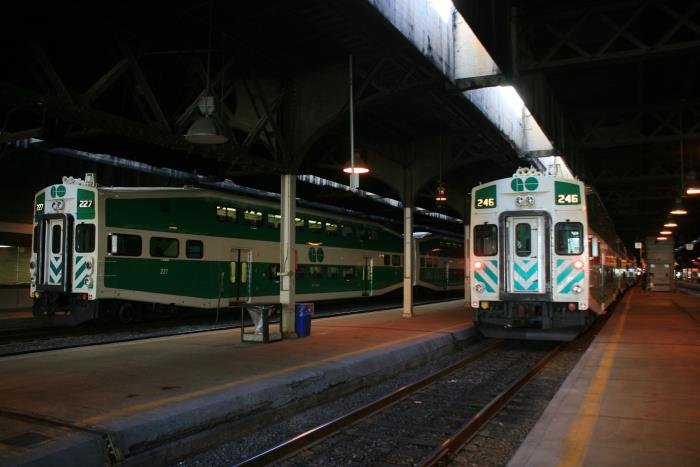 Nun stehen zwei Vorortzge der Go Transit in der Union Station. Ansonsten ist die Union Station ein der totesten Gebude der nordamerikanischen Metropole; 01.09.2008