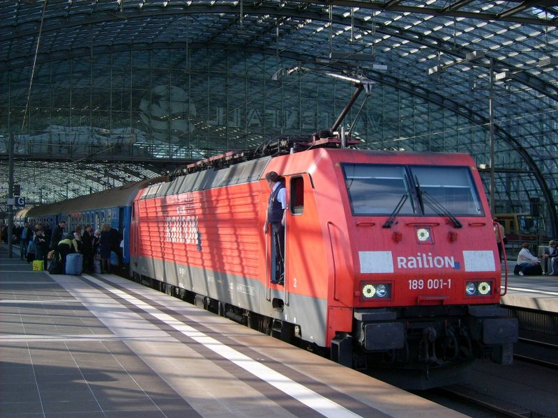 Nun steht 189 001 mit dem D 247 im Berliner Hbf und wartet auf die Abafhrt gen Moskau. Das Video von der Abfahrt gibts bald bei Bahnvideo.