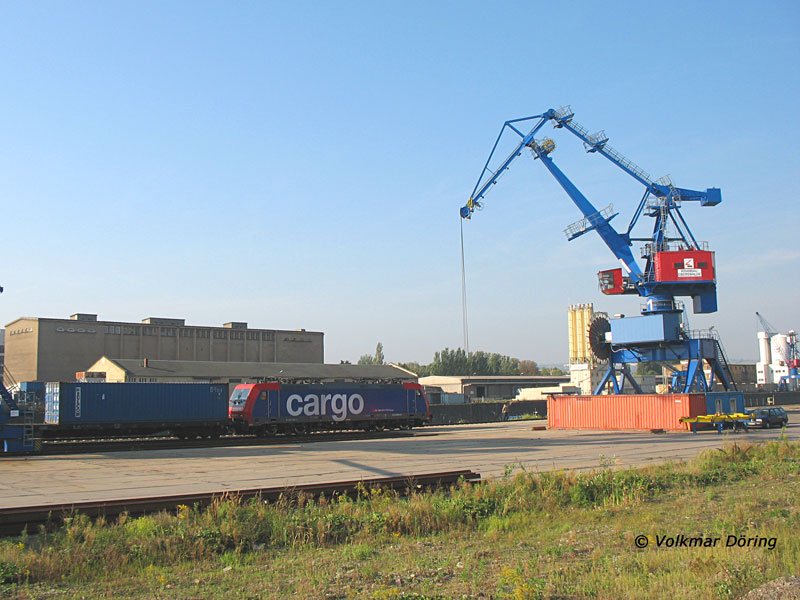 Nun steht sie hier im Alberthafen, die 482 039 von SBB cargo mit ihrem Containerzug und wartet auf Abholung per Diesel, denn hier gibt es keine Oberleitung. Schade, um das abzuwarten, fehlte mir die Zeit  - Dresden, 18.09.2006
