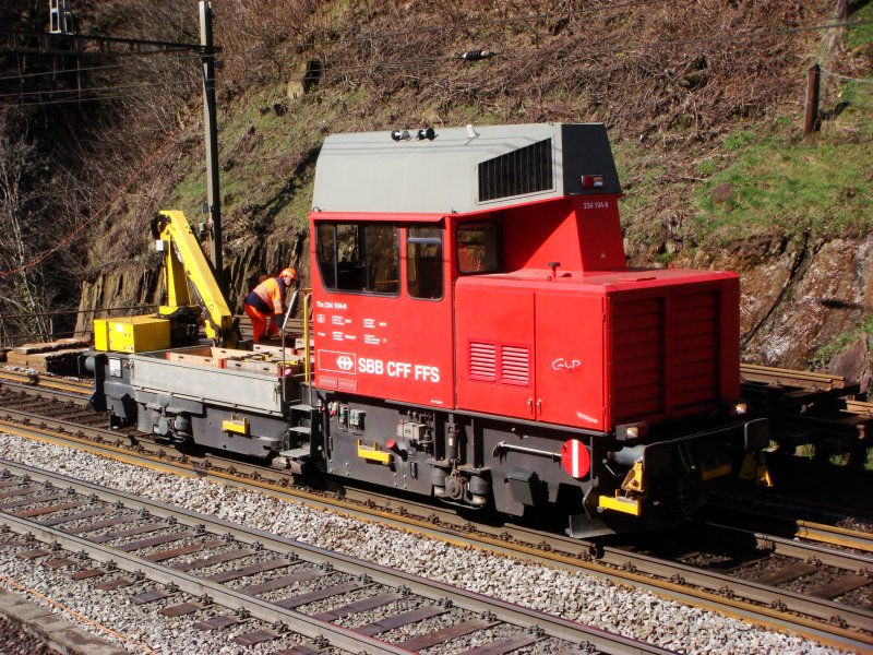 Nun ist der Tm 234 104 in Betrieb und folgt am 28.03.2008 bei Intschi dem Sersa-Bauzug.