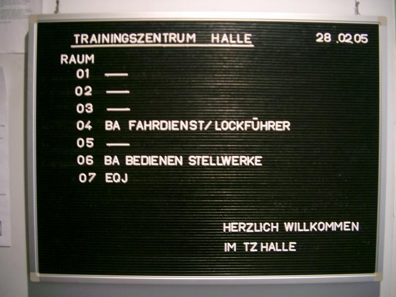 Nunja, die Bahn sucht zwar nach einem neuen Namen, aber dass wir jetzt ganze Berufszweige umbennenn...oder sind unsere LOKFHRER neuerdings zu Kundenwerbung da und sollen mehr Leute auf die Schiene LOCKen? So gesehen im DB Trainingszentrum Halle.