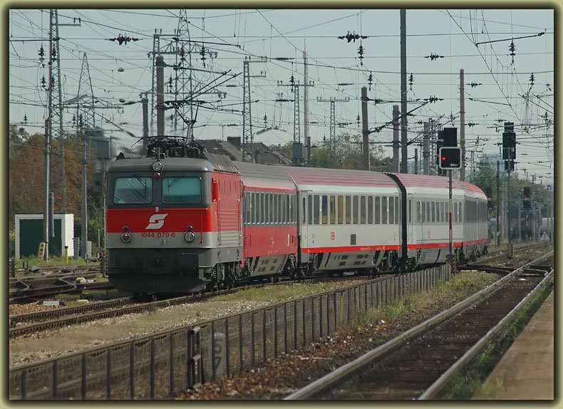 Nur 4 Minuten nach der Durchfahrt des EC 24 fhrt am 7.10.2006 OIC 642 (Wien Westbahnhof - Salzburg) gezogen von 1044 079 in Wien Htteldorf ein.