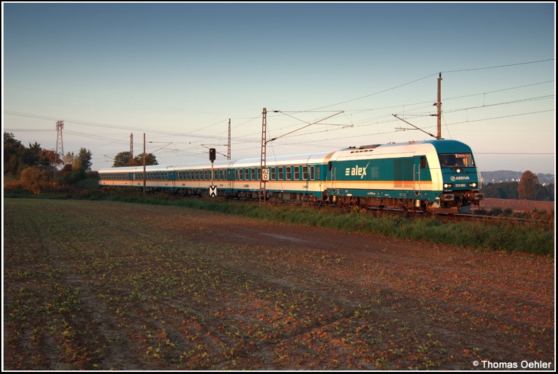 Nur an wenigen sonnigen Septembertagen war es aufgrund der krzer werdenden Tage mglich, im sdlichen Sachsen die neuen Arriva-Alex-Zge der Vogtlandbahn zu fotografieren, da diese den Chemnitzer Hbf schon kurz nach 7.00 Uhr verlassen. Hier ist am 16.09.07 die 223 062 mit ihrer schicken Wagengarnitur bei Chemnitz-Glsa auf dem Weg nach Berlin zu sehen.