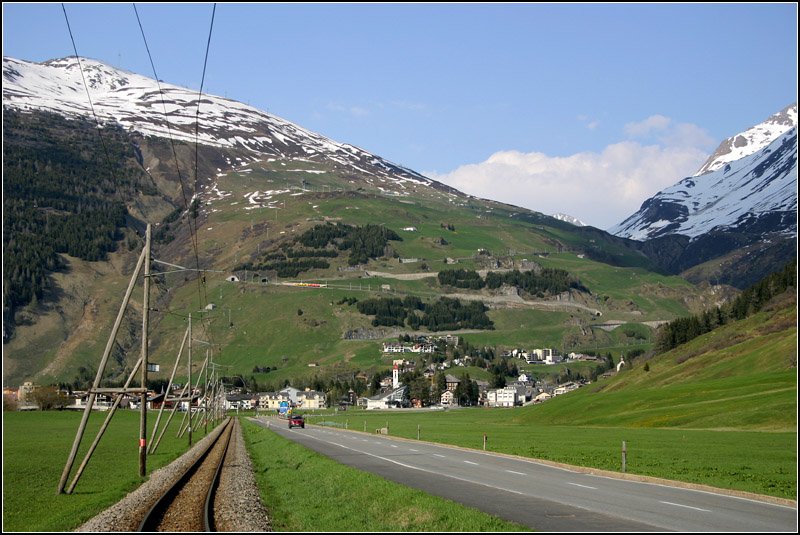 Nur auf den ersten Blick ein Streckenbild ohne Zug -

 Am Berghang hinter Andermatt kann ein Zug (Lok mit Gleisbaumaschine) erkannt werden. Der Taleinschnitt oben rechts ist das Oberalptal. Die Bahnstrecke kommt vom Oberalppass durch dieses Tal und windet sich mit vier Kehren den Berghang hinunter ins Urserental.  

13.08.2008 (M)