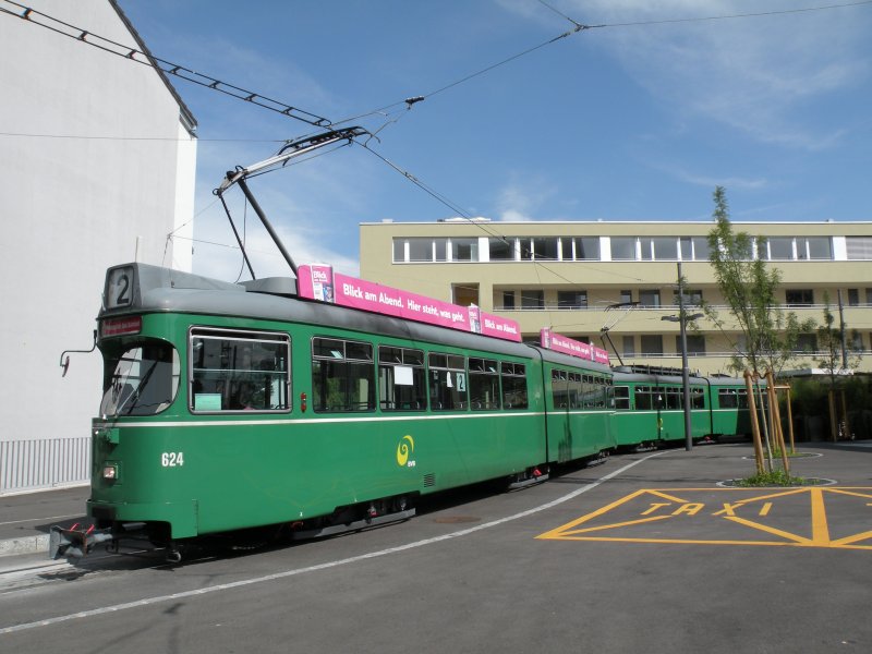 Nur auf der Linie 2 wird noch regelmssig eine Doppeltraktion mit den Dwag 624 und 652 eingesetzt. Die Aufnahme entstand am 04.07.2009 an der neuen Endhaltestelle in Binningen Kronenplatz. 