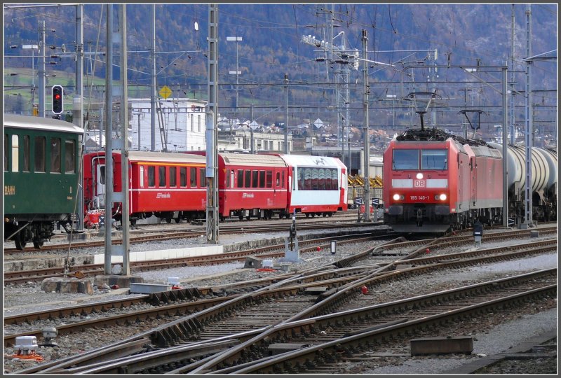 Nur in Chur oder wie hier in Landquart kommen sich DB und RhB so nahe. (21.11.2007)