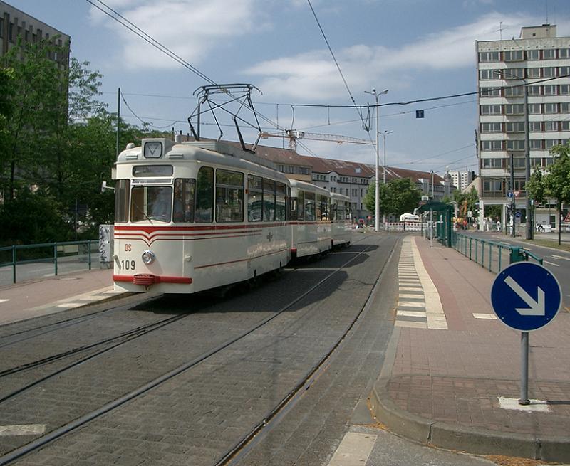 Nur durch einen Sprint ber den Platz der Einheit konnte ich den historischen Gotha-Dreiwagenzug noch auf den Chip bannen. Potsdam, Platz der Einheit/Sd, 2009-06-24.