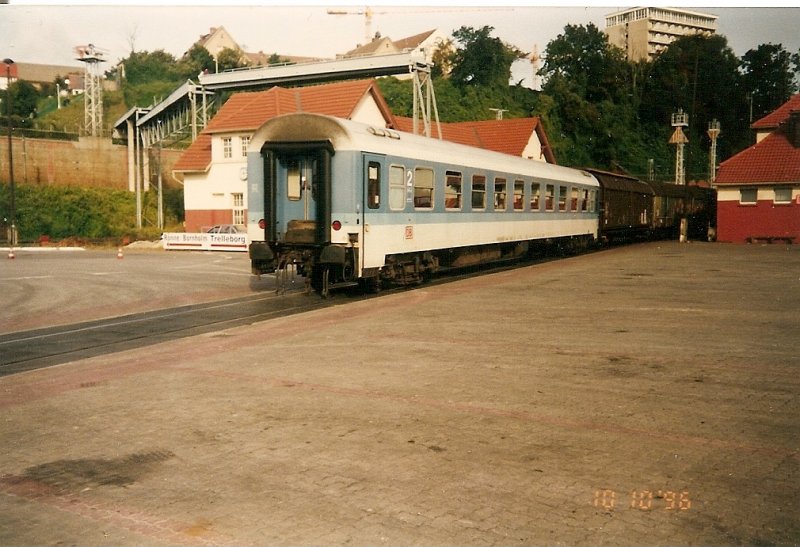 Nur ein InterRegiowagen war als Kurswagen 1996 zwischen Malm und Berlin im Einsatz.Hier wurde der Wagen am 10.Oktober 1996 in Sassnitz Hafen von der Fhre gezogen.