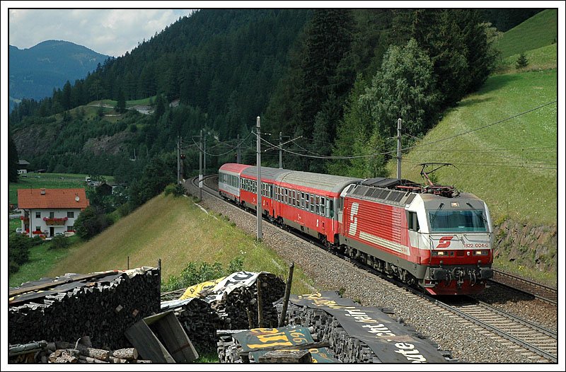 Nur ein paar Sekunden vor dieser Aufnahme des REX 1875 von Innsbruck nach Lienz in Osttirol , welcher am 27.7.2007 mit 1822.004 bespannt war, lag diese Stelle noch vllig im Schatten. Aber diesmal war die Fotowolke gndig, und verzog sich fr kurze Zeit. Die Aufnahme entstand nchst Wolf auf der Brenner Nordrampe. Dieser Zug wird auf der italienischen Seite ab Brennero/Brenner bis San Candido/Innichen als R 1875 gefhrt. Ab Weitlanbrunn trgt er wieder die Bezeichnung REX 1875.