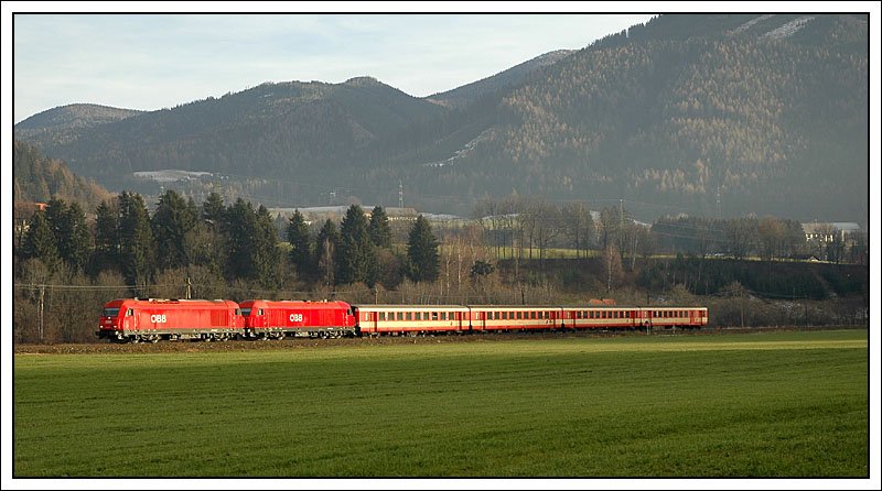 Nur ein Personenzugspaar verkehrt pro Tag �ber den Obdacher Sattel, der Rest wird als SEV abgewickelt. R 4548 von Klagenfurt nach Zeltweg kurz vor Wei�kirchen. Bis Oktober 2007 wurde dieser Zug in der Regel an Samstagen von 3 2016 bespannt, da dieser Zug  als R�ck�berf�hrung diente. Seit Anfang November wurde dieser Zug nur mehr mit 2 Loks gef�hrt da der 3. G�terzug an Samstagen von Zeltweg nach Frantschach entf�llt. Ab 9.12.07 f�hrt der Zug nur mehr Mo-Fr und mit Desiro. Foto vom 1.12.2007.