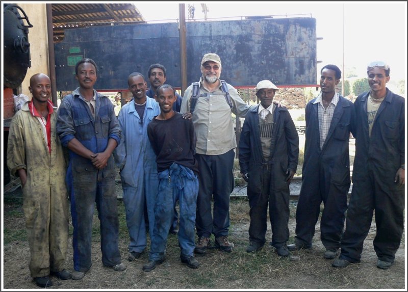 Nur ein Teil der Reparaturmannschaft im Dampflok-Bw Asmara hat sich hier mit mir zu einem Gruppenbild versammelt. Mit den lteren Semestern kann man sich durchaus noch auf italienisch unterhalten. (28.10.2008)
In Krze Bilder ber Land und Leute unter:
http://cosmopolitan.startbilder.de/