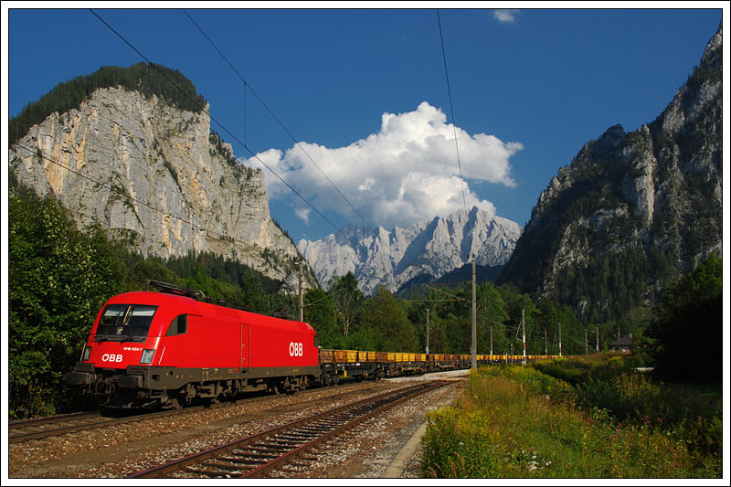 Nur einen Tag nach der Dekaschierung der Portugallok 1016 025 bespannte sie den Bedarfszug 90137 nach Fentsch. Die Aufnahme zeigt den Zug bei der Ausfahrt aus dem Bahnhof Ges�use Eingang am 20.8.2009. (18 mm Version)
