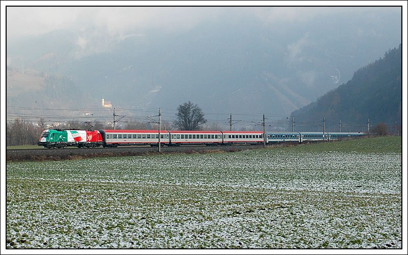Nur einen Tag nach ihrer Taufe durch den weltweit bekannten Schiedsrichter Pierluigi Collina am 1.12.2007 am Wiener Westbahnhof, konnte man 1216 004 im Italiendesign bereits in der Steiermark fotografieren. Sie bespannte am 2.12.2007 den IC 533  Carinthischer Sommer  von Wien nach Villach. Die Aufnahme entstand kurz vor Niklasdorf. 