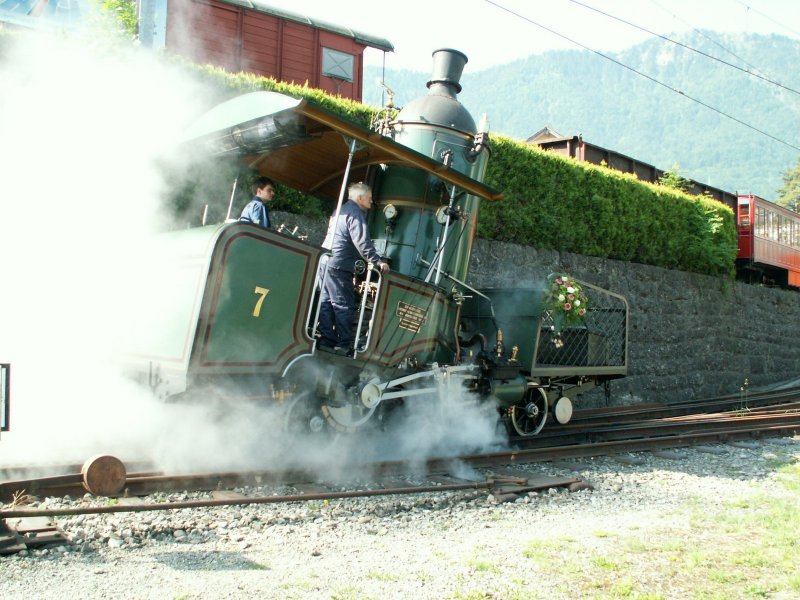 Nur fr diesen Sommer aus dem Museum(VHS)geholt.Stehkessel Zahnradlok Nr.7 von 1873.Hier dampft sie in Goldau am 23.05.09