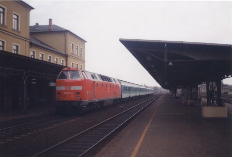 Nur fr kurze Zeit bekam man die Baureihe 219 mit verkehrsrotem Lack zu Gesicht, bevor man andere Dinge mit ihr vorhatte. 219 026-2 mit RE Grlitz-Dresden 1998 in Bischofswerda.
