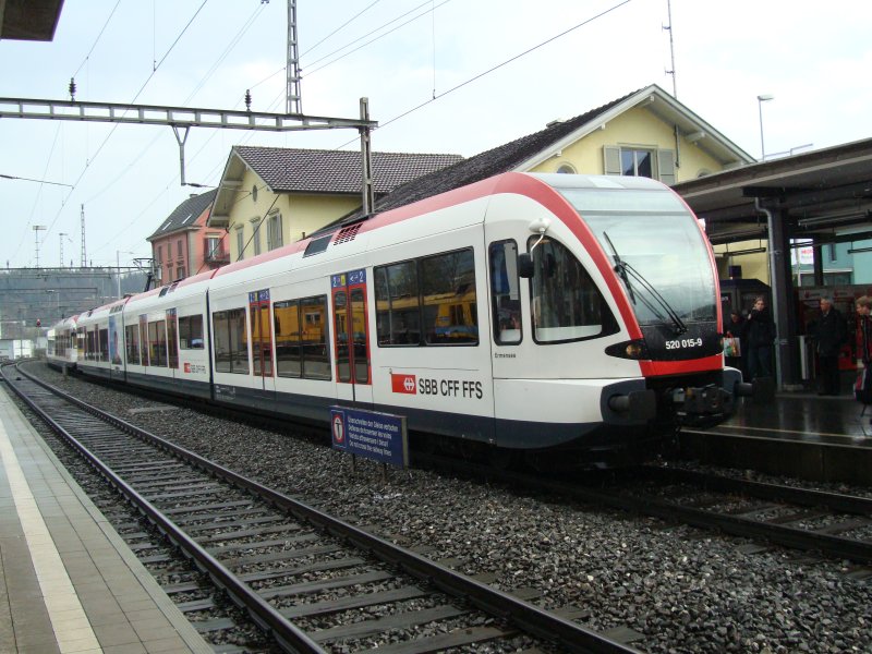 Nur ganz kurz  schwamm  ich ohne Kamera, am 09.04.2008 gings von Rotkreuz nach Emmenbrcke zu Conrad, wo ich eine neue , bessere,aber ltere Kamera kaufte. Erniedrigenderweise ist dies das erste Foto. Es ist der GTW 520 015, mit Schwesterzug auf dem Weg nach Lenzburg.Aber schliesslich musste ich ja auch gleich sehen, ob sie richtig funktioiert.