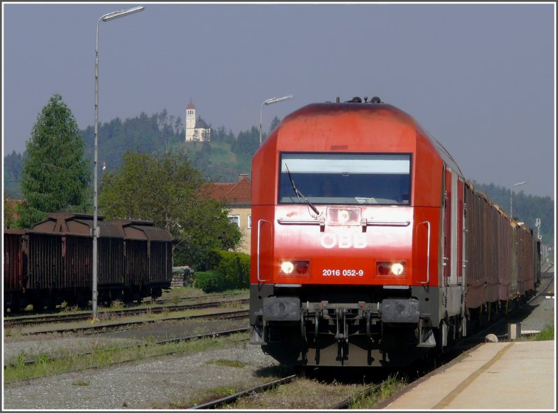 Nur gelegentlich wird die Stille am Bahnhof Bleiburg unterbrochen durch das Brummen einer 2016, die einen Gterzug Richtung Wolfsberg langsam durch den Bahnhof zieht. (14.05.2008)