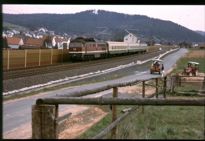 Nur kurze Zeit wurden alle Zge zwischen Bebra und Eisenach mit den 232ern Dieselloks betrieben, die bei Eisenbahnfreunden so beliebte Ronshausener Kurve aber wurde in kurzer Zeit fast begradigt und mit den hlichen Schallschutzwnden versehen.