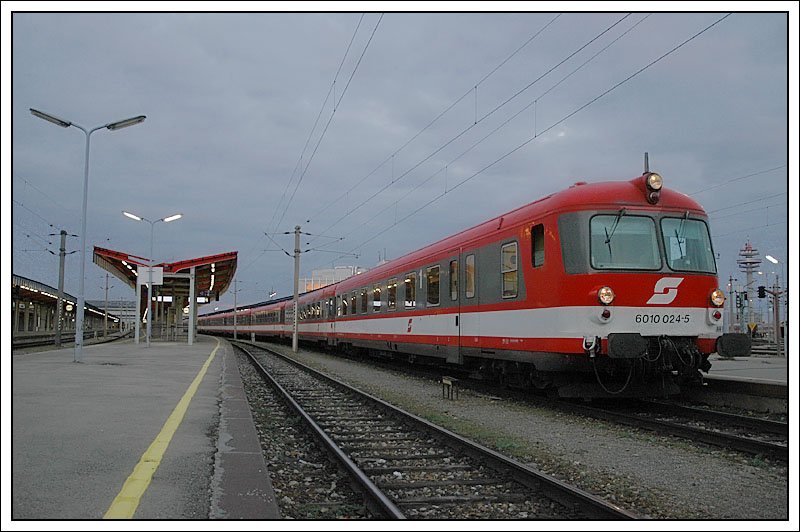 Nur mehr einmal in der Woche, und zwar am Sonntag als IC 653  SUPERFUND , kommen die Triebwagen der BR 4010 auf der S�dbahn zwischen Wien und Graz zum Einsatz. Am 4.3.07 war an der Spitze dieses IC's der Steuerwagen 6010 024. Die Aufnahme entstand kurz vor der Abfahrt in Wien-S�d.