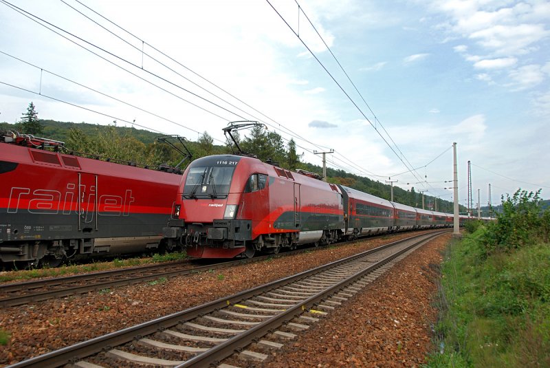 Nur mehr railjets;-) 1116 217 an der Spitze des railjets 66 nach Mnchen Hbf. berholt den REX 1630 in Unter Purkersdorf. Die Aufnahme entstand am 16.09.2009.