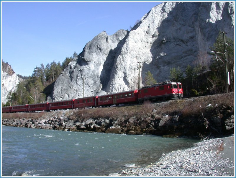 Nur mit der Rhtischen Bahn kann man die Rheinschlucht hautnah erleben. Regio Express auf dem Weg nach Disentis/Mustr. (04.03.2007)