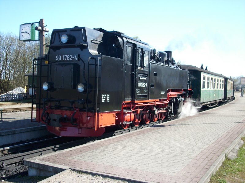 Nur noch das Abfahrtsignal durch den Zugleiter fehlte und 99 1782 konnte am 18.April 2009 seine Fahrt von Putbus nach Ghren beginnen.