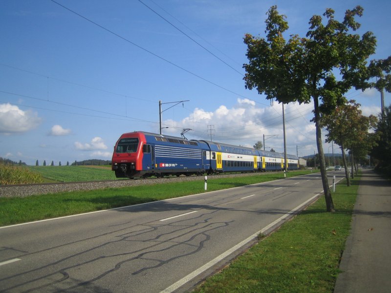 Nur noch ca. 700m hat die Re 450 077-3 ''Oberstammheim'' zu ihrem Endziel Seuzach zu fahren. Hier sieht man sie, wie sie den Oberwinterthurer Weiler Reutlingen verlsst, wo dessen Bewohner dank dem Anschluss an die S12 voll und ganz auf den V setzen.