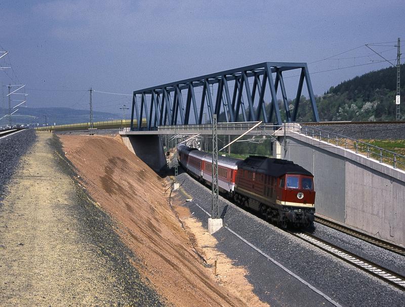 Nur noch ein paar Wochen dann wird hier die E-Traktion das Sagen haben. Br�cke der ber�hmten  Berliner Kurve  bei Bebra.