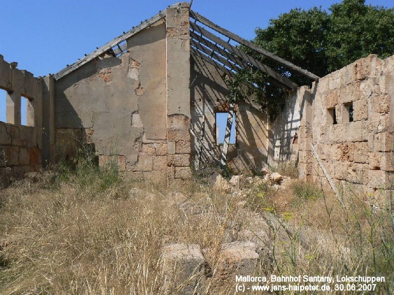 Nur noch eine Frage der Zeit ist es, bis hier Vollendung herrscht. Ehemaliger Lokschuppen in Santany. Foto: 30.06.2007