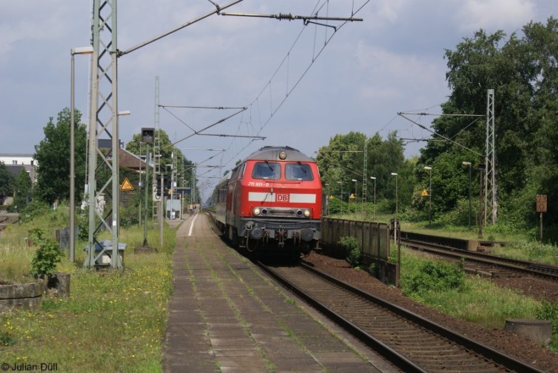 Nur noch sehr selten sind die Loks der Br. 215  auerhalb ihres Haupteinsatzgebiets zwischen Niebll und Westerland zu sehen. Am 19.06.2007 war so ein seltner Moment als mir 215 901-0 mit einem Bdombs (Motorradwagen) in Tornesch begegnete.