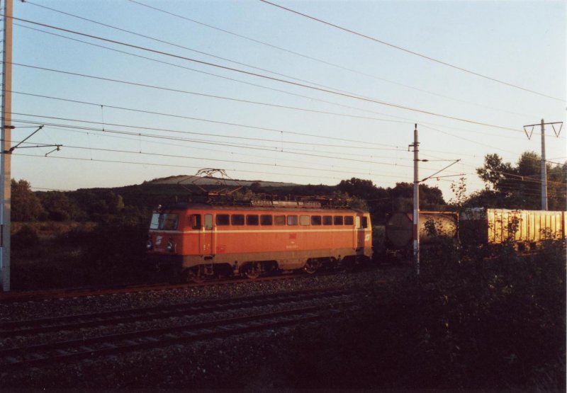 Nur noch selten ist die 1042 mit einem Scherenstromabnehmer im Einsatz. Am 09. September 2008 war eine 1042 kurz nach der Station Leopoldau in Wien zu sehen. (Foto eingescannt)