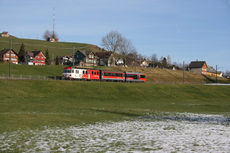 Nur noch der Sitter-Viadukt trennt die S11 235 mit Axpo-BDeh 4/4 15 am 29.12.2006 von der Endstation Appenzell. 