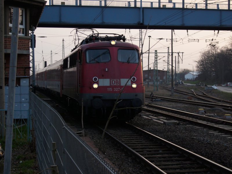 Nur noch wenige Kilometer und 115 327 hat mit dem EC 378 Wien-Binz den Endbahnhof erreicht.Hier verlt der Zug am 04.April 2009 den Bahnhof Bergen/Rgen.