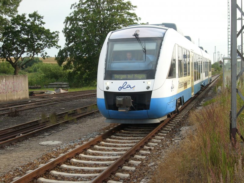 Nur noch wenige Meter und OLA-Triebwagen 701 hat am 15.Juli 2009 die Endstation Bergen/Rgen erreicht. 