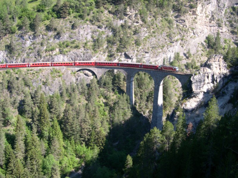 Nur rund 15 Gehminuten vom Bahnhof Filisur entfernt liegt diese Fotostelle mit Blick auf das Landwasserviadukt. Ge 4/4 III 652  Fideris  berquert hier soeben den Viadukt mit einem Regionalzug nach St. Moritz. 11.06.2006